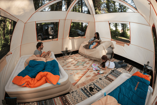 Familia en glamping, actividad al aire libre