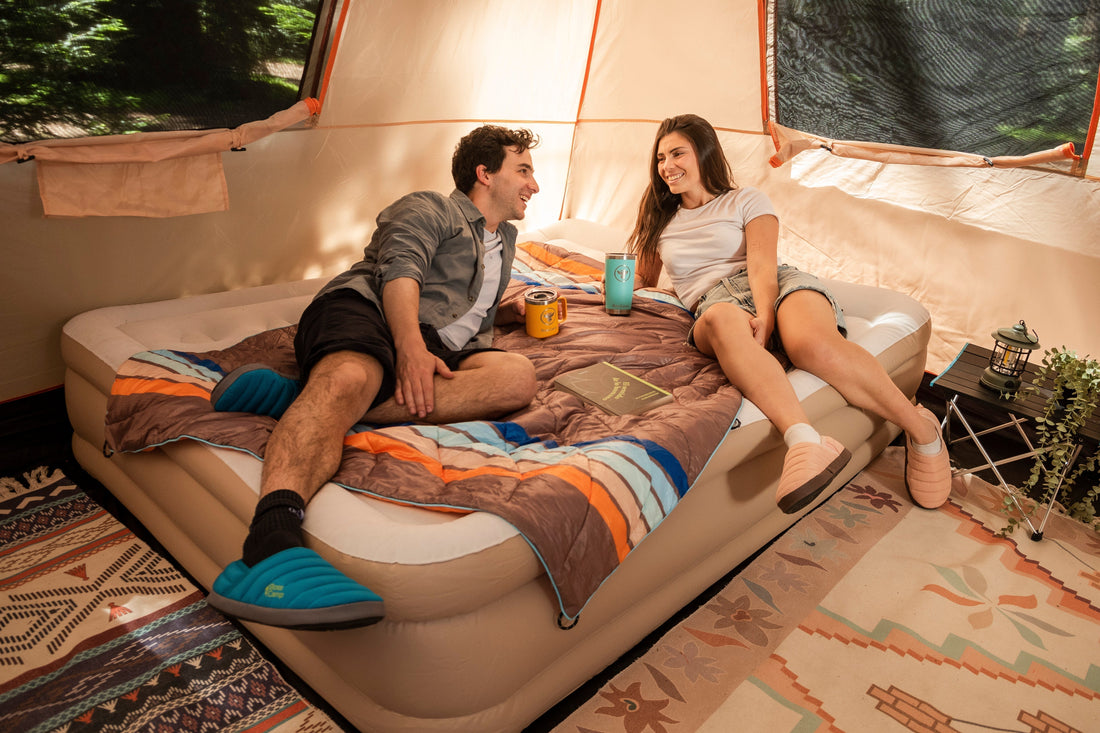 parejka disfrutando en una amplia y cómoda carpa