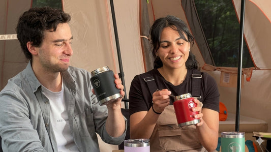 Dos personas disfrutando de una comida caliente en un termo de buena calidad, marca chilena